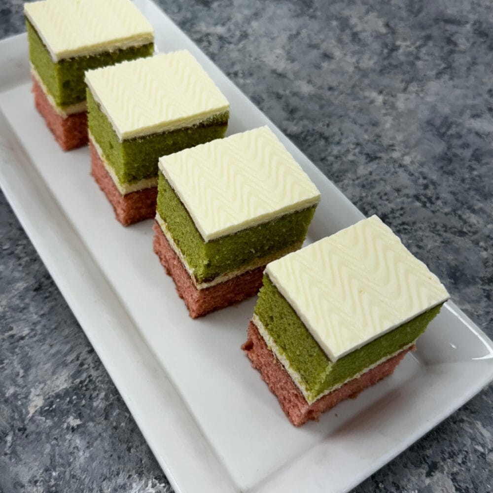 RIBBON CAKE SLICE
