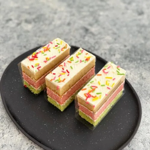 RIBBON CAKE SLICE